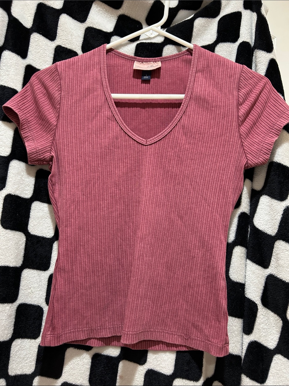 Universal Thread Ribbed V-Neck Tee in Dusty Rose